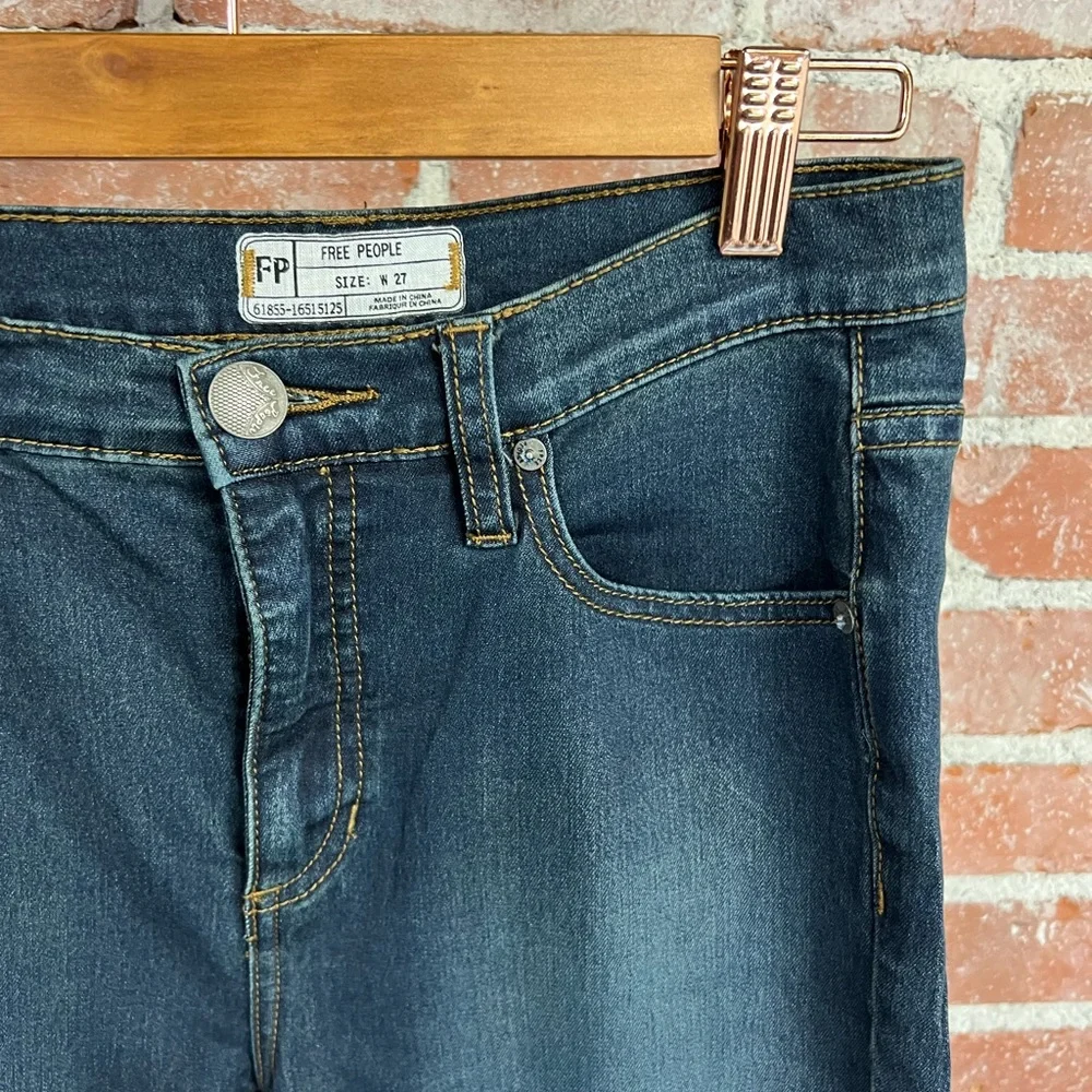 FREE PEOPLE blue stretch high rise skinny jeans denim dark wash. Size 27 crop - Picture 6 of 11